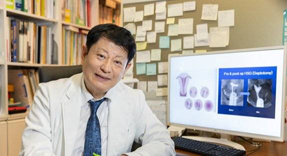 난임 전문의 조정현 원장이 중격자궁에 대해 설명하고 있다. 중격자궁은 평행선이던 좌·우 뮐러관 아래쪽 융합된 부분이 합쳐질 때 중간 벽이 완전히 녹지 않아 중격이 남아 있는 형태의 자궁 기형이다. 조영철 기자