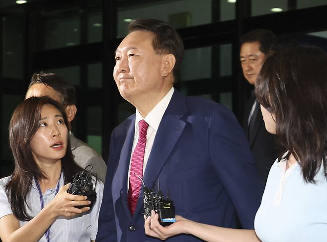 윤석열 전 대통령이 7월5일 오후 서초구 서울고등검찰청에 마련된 내란특검에서 2차 대면조사를 마치고 귀가하고 있다.ⓒ시사저널 박정훈