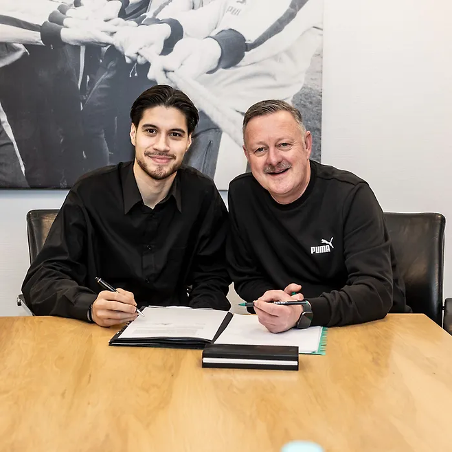 묀헨글라트바흐와 5년 계약한 케빈 딕스(왼쪽). 묀헨글라트바흐 SNS