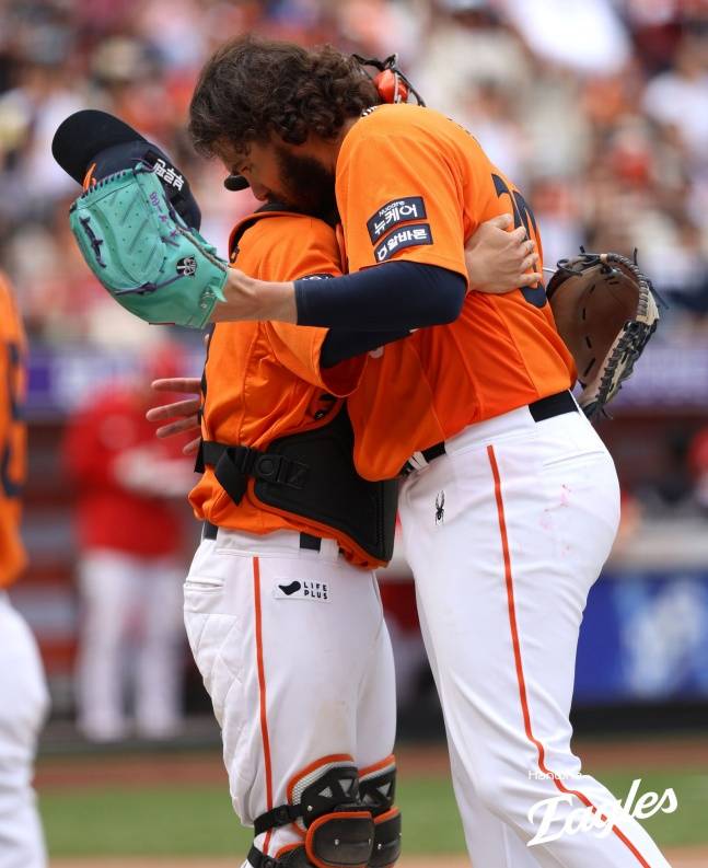 한화 외국인 투수 코디 폰세가 최재훈과 포옹하고 있다. /사진=한화 이글스 제공