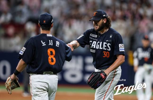 한화 이글스 외국인 투수 코디 폰세(오른쪽)가 노시환을 격려하고 있다. /사진=한화 이글스 제공
