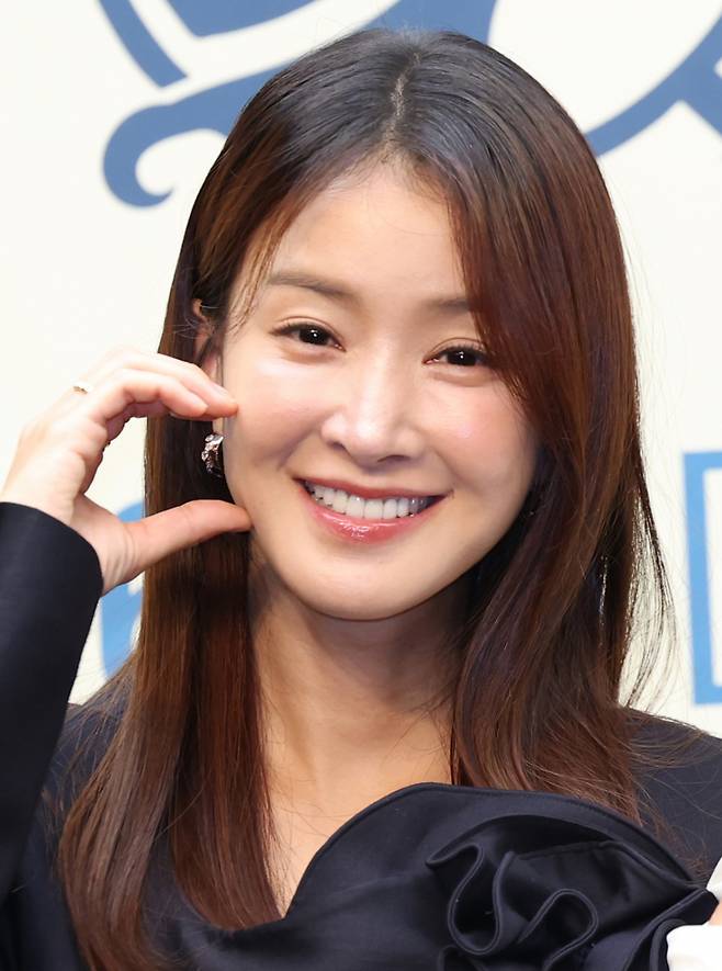 (서울=뉴스1) 권현진 기자 = 배우 이시영이 16일 오전 서울 마포구 상암동 스탠포드호텔에서 열린 ENA 월화드라마 '살롱 드 홈즈' 제작발표회에 참석해 포즈를 취하고 있다. ‘살롱 드 홈즈’는 광선주공아파트를 배경으로 추리력 만렙, 전직 에이스 형사와 보험왕, 그리고 알바의 여왕까지 우리 단지 해결사로 뭉친 여성 4인방이 아파트 빌런을 응징하는 코믹 워맨스 활극이다. 2025.6.16/뉴스1 Copyright (C) 뉴스1. All rights reserved. 무단 전재 및 재배포, AI학습 이용 금지. /사진=(서울=뉴스1) 권현진 기자