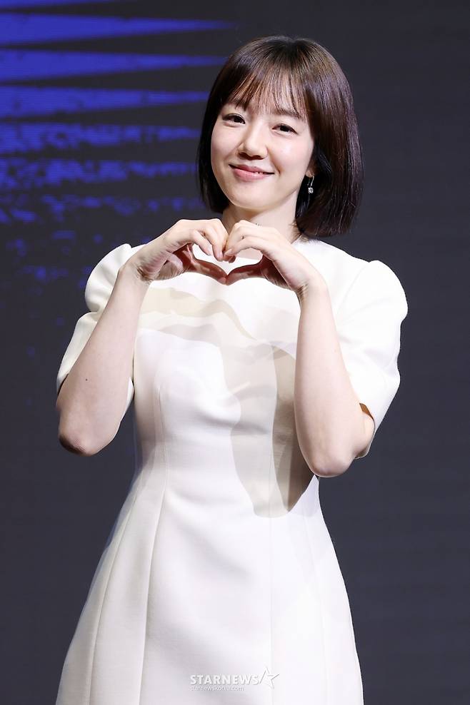 배우 임수정이 8일 서울 영등포구 콘래드 호텔에서 진행된 디즈니+ 드라마 '파인: 촌뜨기들' 제작발표회에 참석해 포즈를 취하고 있다. /2025.07.08 /사진=김휘선 hwijpg@