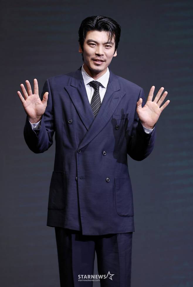 배우 김성오가 8일 서울 영등포구 콘래드 호텔에서 진행된 디즈니+ 드라마 '파인: 촌뜨기들' 제작발표회에 참석해 포즈를 취하고 있다. /2025.07.08 /사진=김휘선 hwijpg@