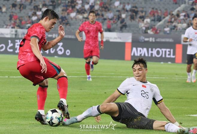 2025 동아시아축구연맹(EAFF) E-1 풋볼 챔피언십(동아시안컵) 한국-중국전이 7일 경기도 용인미르스타디움에서 열렸다. 대한민국 이동경이 중국 우미티지앙 우수푸를 등진 채, 슛 찬스를 노리고 있다. /사진=김진경 대기자