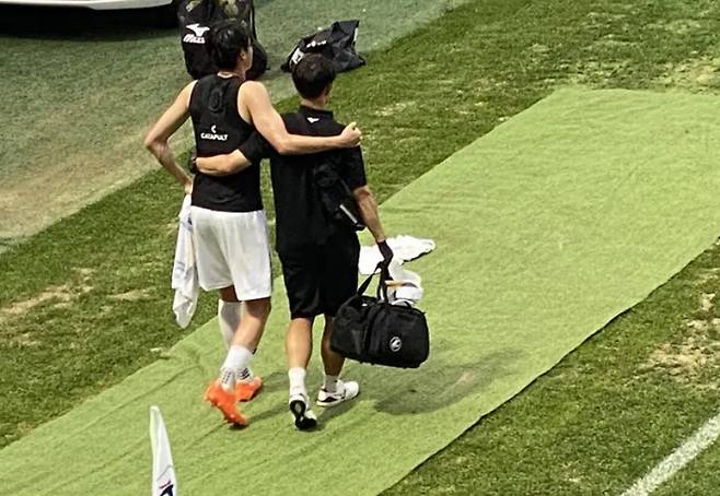 부산 아이파크 리영직이 지난 6일 김포솔터축구장에서 열린 김포FC전에서 부상을 당한 뒤 팀 스태프의 부축을 받으며 경기장을 빠져나가고 있다. 정밀 검사 결과 그는 전방 십자인대와 내측 측부인대 파열 진단을 받았다. /사진=리영직 SNS 캡처