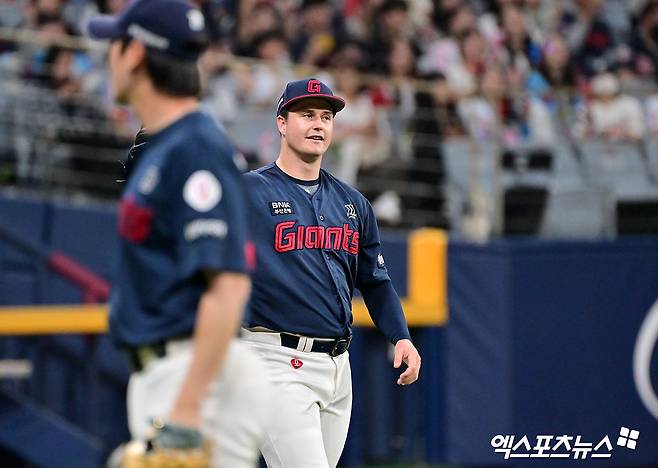 1일 오후 서울 구로구 고척스카이돔에서 열린 '2025 신한 SOL Bank KBO리그' 롯데 자이언츠와 키움 히어로즈의 경기, 5회말 1사 롯데 데이비슨이 손호영의 수비에 기뻐하고 있다. 엑스포츠뉴스 DB