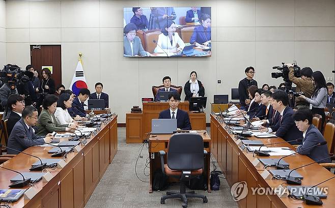 연금개혁특별위원회 전체회의 (서울=연합뉴스) 박동주 기자 = 8일 서울 여의도 국회에서 연금개혁특별위원회 전체회의가 열리고 있다. 2025.4.8 pdj6635@yna.co.kr