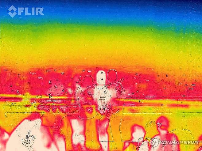 식지 않은 도심의 열기 (서울=연합뉴스) 김도훈 기자 = 서울 지역에 올해 첫 폭염경보가 발효된 7일 20시 경 서울 남산에서 열화상 카메라 모듈로 촬영한 도심의 모습.
온도가 높은 곳은 붉게, 낮은 곳은 푸르게 표시되어 있다.
폭염경보는 최고 체감온도가 35도를 넘는 상태가 이틀 이상 계속되거나 더위로 큰 피해가 예상될 때 내려지며 지난해(7월 25일)보다 18일 이르다. 2025.7.7 superdoo82@yna.co.kr