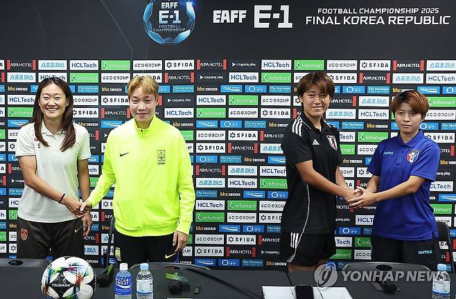 선전 다짐하는 동아시안컵 여자부 선수들 (용인=연합뉴스) 홍기원 기자 = 8일 경기도 용인미르스타디움에서 열린 2025년 동아시아축구연맹(EAFF) E-1 챔피언십(동아시안컵) 여자부 공식 기자회견에서 참가팀 선수들이 포즈를 취하고 있다. 왼쪽부터 중국 우하이옌, 한국 이금민, 일본 하나 다카하시, 대만 마쓰나가 사키. 2025.7.8 xanadu@yna.co.kr
