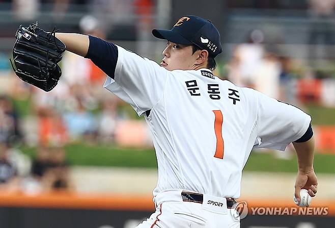 한화 선발 문동주 (대전=연합뉴스) 김성민 기자 = 8일 대전 한화생명볼파크에서 열린 2025 신한 SOL 뱅크 KBO리그 KIA 타이거즈와 한화 이글스의 경기. 1회초 한화 선발 문동주가 역투하고 있다. 2025.7.8 ksm7976@yna.co.kr