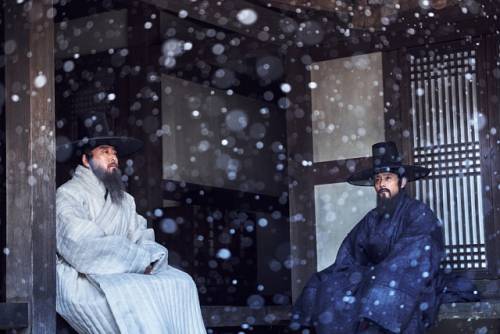 ◇영화 ‘남한산성’ 스틸 이미지. 김상헌(김윤식)과 최명길(이병헌)이 나란히 앉아있는 모습.