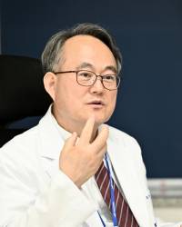 ◇주영수 강원대병원 교수(전 국립중앙의료원장)가 3일 원내 본관에서 취재진을 만나 인터뷰하고 있다. 신세희기자