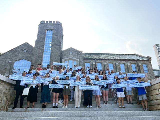 PNU 서머스쿨에 참가한 외국인 대학생들이 부산대학교 박물관 앞에서 사진 촬영을 하고 있다. 해당 프로그램은 지난 7일부터 시작해 4주간 진행된다. 부산대 제공