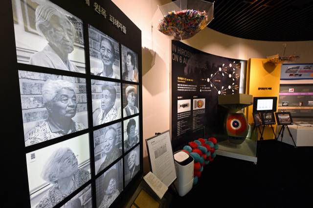 합천원폭자료관에 한국 원폭피해자들의 사진과 다양한 자료들이 전시돼 있다.