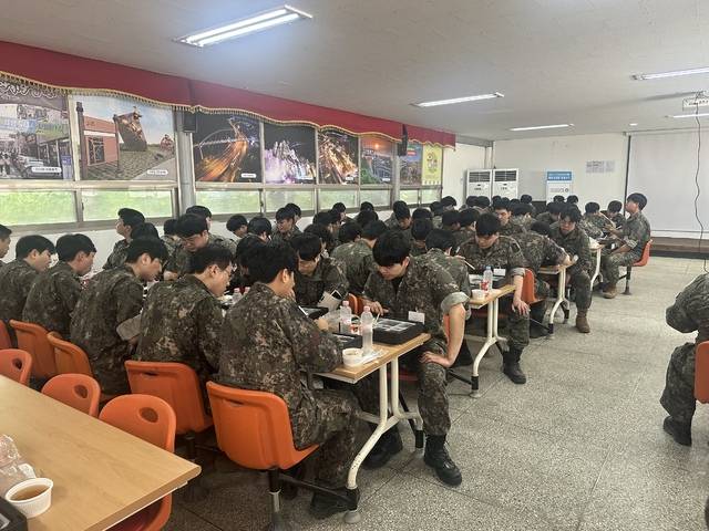 예비군 장병들이 검수가 끝난 도시락을 받아 취사장에서 식사를 하고 있다. 50사단 제공