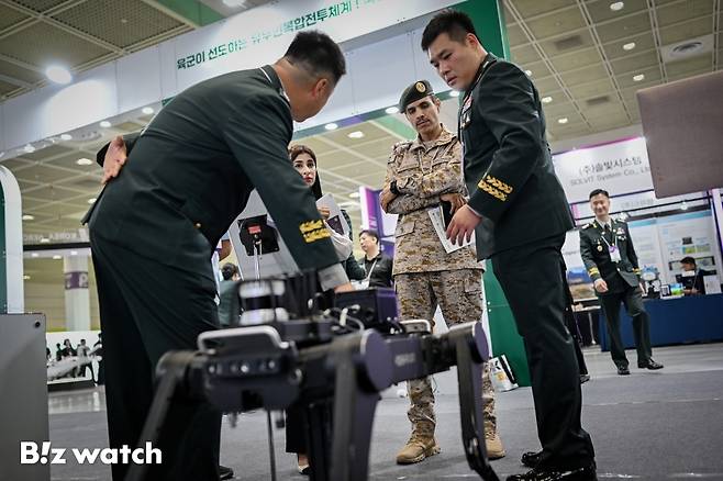 9일 서울 삼성동 코엑스에서 열린 '2025년 무인이동체 산업엑스포'(UWC 2025)에 참석한 사우디 공군 3성 장군이 전장 무인체 신기술을 관람하고 있다./사진=이명근 기자 qwe123@