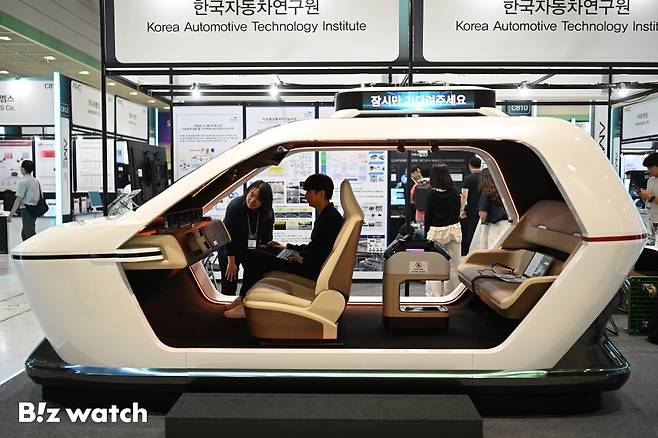 9일 서울 삼성동 코엑스에서 열린 '2025년 무인이동체 산업엑스포'(UWC 2025)에 참석한 관람객들이 택시무인체 신기술을 관람하고 있다./사진=이명근 기자 qwe123@