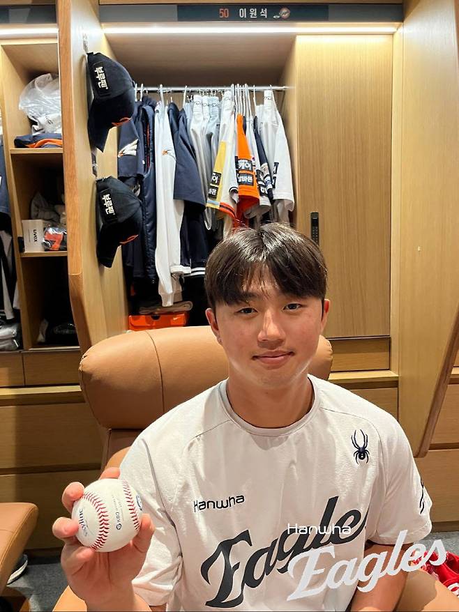 자신의 첫 만루홈런이자 한화생명 볼파크 첫 만루홈런 공을 되찾은 한화이글스 이원석. 사진=한화이글스