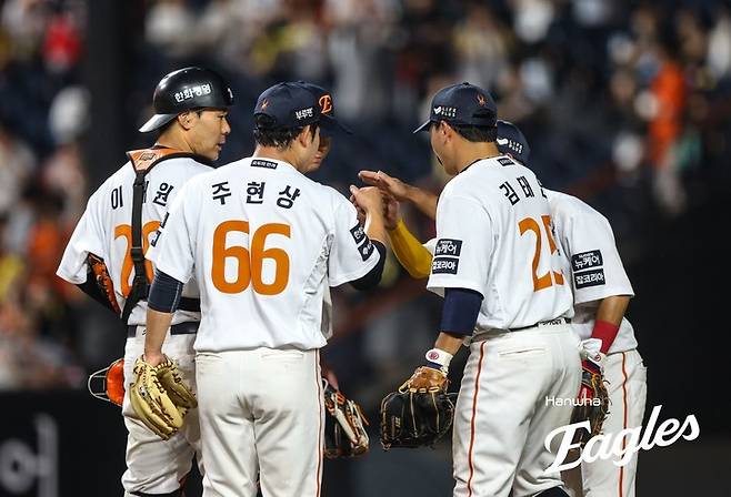 8일 대전 한화생명볼파크에서 열린 KIA 타이거즈와 경기에서 승리를 확정한 뒤 기뻐하는 한화 선수들