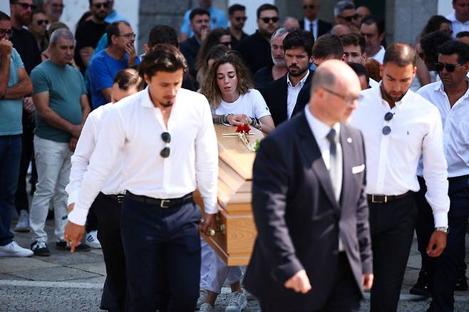 아내 카르도소가 조타의 관을 따라오며 슬퍼하고 있다