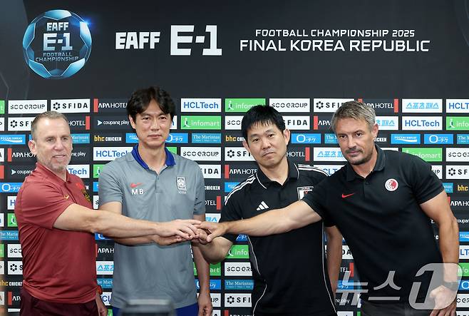 동아시안컵 남자부 4개팀 감독이 손을 맞잡고 있다.. 2025.7.6/뉴스1 ⓒ News1 이동해 기자