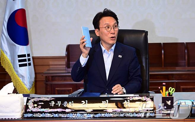 김민석 국무총리가 8일 오후 서울 종로구 정부서울청사 집무실에서 업무를 보고 있다. (공동취재) 2025.7.8/뉴스1 ⓒ News1 임세영 기자