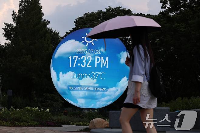 전국 대부분 지역에서 최고 체감온도가 35도 안팎으로 오르며 무더운 날씨가 이어진 8일 서울 송파구의 한 조형물에 현재 온도가 표시돼 있다. 2025.7.8/뉴스1 ⓒ News1 구윤성 기자