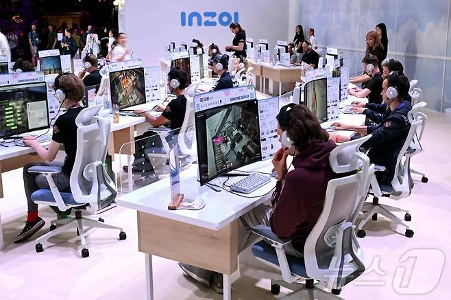 21일 독일 쾰른에서 열린 '게임스컴 비디오 게임 무역 박람회' 미디어 데이 행사 참가자들이 크래프톤 부츠에서 인생 시뮬레이션 신작 '인조이' 게임을 해보고 있다. 2024.08.21 ⓒ AFP=뉴스1 ⓒ News1 정지윤기자