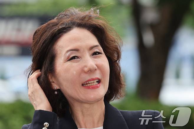 이진숙 교육부 장관 후보자가 30일 오전 서울 여의도 한국교육시설안전원에 마련된 인사청문회 사무실로 출근하며 취재진의 질의에 답변하고 있다. 2025.6.30/뉴스1 ⓒ News1 신웅수 기자