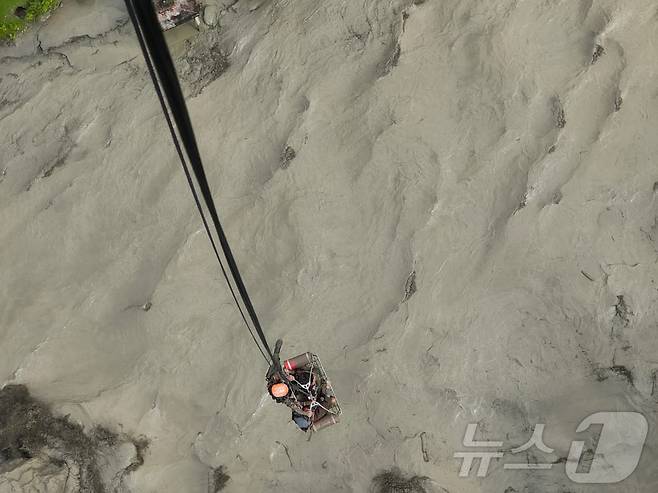 8일(현지시간) 네팔 육군이 보테코시 강 홍수로 고립된 주민들을 구조하고 있다.(네팔 육군 제공) 2025.07.08. ⓒ 로이터=뉴스1 ⓒ News1 윤다정 기자