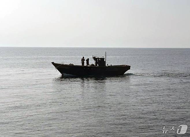 (서울=뉴스1) 최소망 임여익 기자 = 정부가 동·서해상에서 표류하다 남측으로 내려와 체류하던 북한 주민 6명을 9일 송환했다. 사진은 북한 주민들이 어선으로 북측 지역으로 이동하는 모습.(통일부 제공, 재판매 및 DB 금지) 2025.7.9/뉴스1