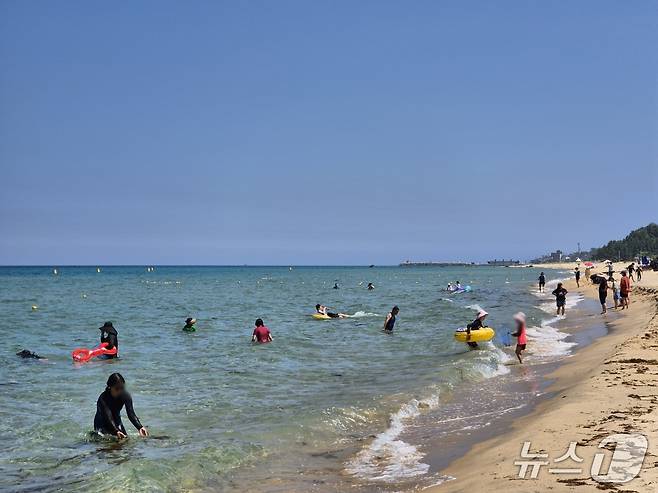 9일 개장한 강원 동해시 망상해수욕장을 찾은 피서객들이 물놀이를 즐기고 있다. 2025.7.9/뉴스1 윤왕근 기자