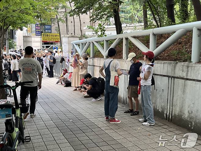 9일 서울중앙지법 앞 윤석열 전 대통령 지지자들의 모습. 2025.7.9/뉴스1 ⓒ News1 김종훈 기자
