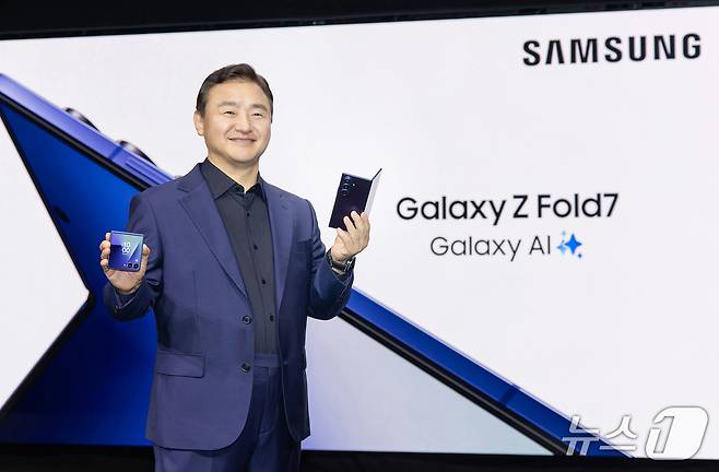 왼손에 갤럭시Z플립7을 들고있는 노태문 삼성전자 DX부문장 직무대행(사장)(삼성전자 제공)/뉴스1