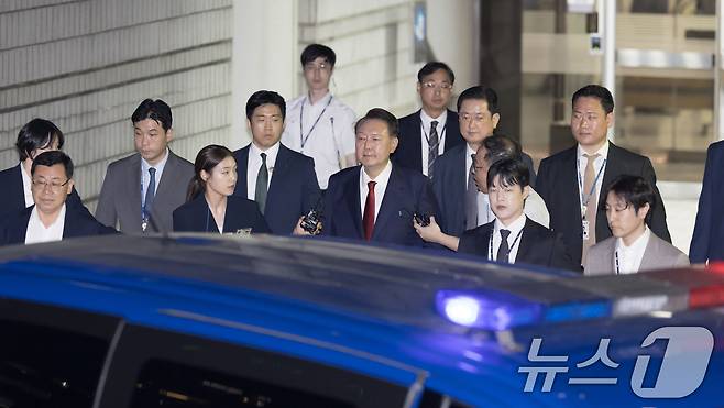 12·3 비상계엄과 관련해 특검 수사를 받는 윤석열 전 대통령이 9일 밤 서울중앙지법에서 두 번째 구속 전 피의자심문(영장실질심사)을 마친 뒤 대기장소인 서울구치소로 이동하고 있다. 2025.7.9/뉴스1 ⓒ News1 사진공동취재단