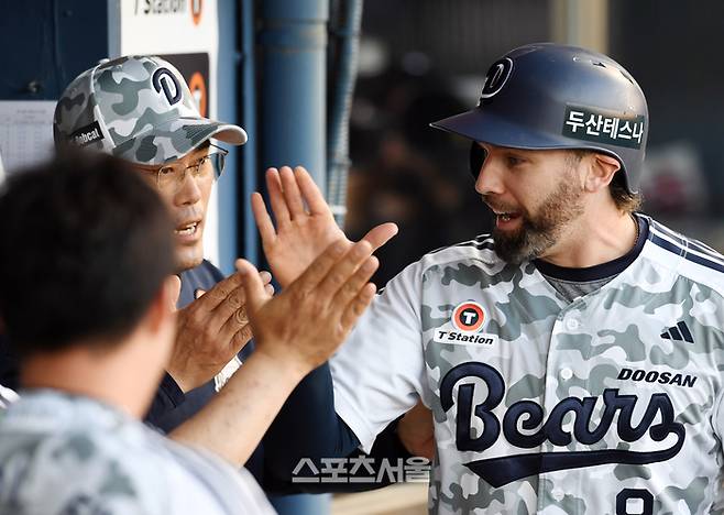 두산 케이브(오른쪽)가 조성환 감독대행과 하이파이브를 하고 있다. 잠실 | 박진업 기자 upandup@sportsseoul.com
