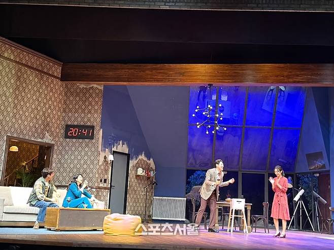 9일 연극 ‘2시 22분’ 프레스콜에서 (왼쪽부터) ‘샘’ 역 김지철, ‘로렌’ 역 임강희, ‘벤’ 역 차용학, ‘제니’ 역 박지연이 주요 장면을 시연하고 있다. 사진 | 표권향 gioia@sportsseoul.com