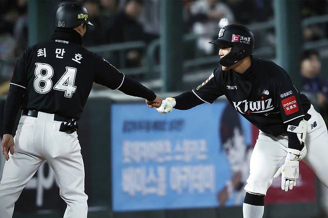 배정대와 최만호 코치. KT 위즈 제공