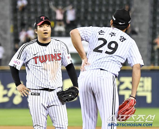 9일 서울 잠실구장에서 열린 키움-LG전. 6회초 1사 1, 2루 어준서의 1루 내야안타 때 베이스커버를 들어간 손주영이 옆구리를 만지고 있다. 잠실=정재근 기자 cjg@sportschosun.com/2025.7.9/