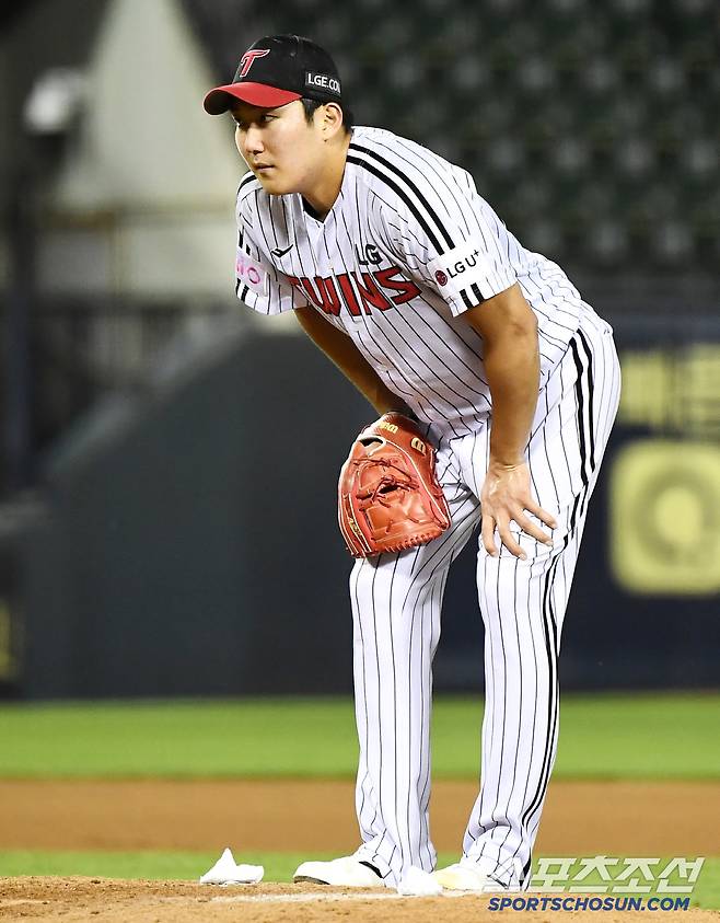 9일 서울 잠실구장에서 열린 키움-LG전. 6회초 1사 1, 2루 어준서의 1루 내야안타 때 베이스커버를 들어간 손주영이 옆구리 통증을 호소하고 있다. 잠실=정재근 기자 cjg@sportschosun.com/2025.7.9/