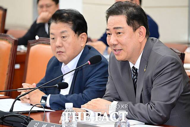 김병기 더불어민주당 당대표 직무대행 겸 원내대표는 9일 영장실질심사(구속 전 피의자심문)를 받는 윤석열 전 대통령을 향해 "조폭두목처럼 파렴치한 행동을 일삼고 있다"고 질타했다. /남윤호 기자