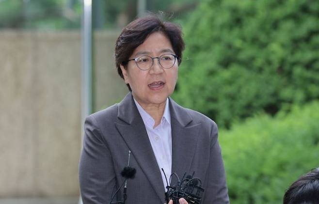 정은경 보건복지부 장관 후보자가 지난달 30일 서울 중구 남대문로에 마련된 인사청문회 준비 사무실로 출근하며 취재진 질문에 답하고 있다. 연합뉴스.