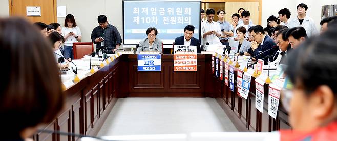 8일 세종시 정부세종청사 고용노동부에서 열린 최저임금위원회 제10차 전원회의에서 사용자위원과 근로자위원들이 협상을 시작하고 있다. /뉴스1