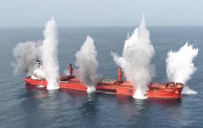 후티 반군이 공개한 상선 '매직 시스' 공격 영상./엑스