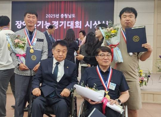 충남도장애인기능경기대회에서 금상을 수상한 인재성(맨 왼쪽) 씨와 동료들. 예산군 제공