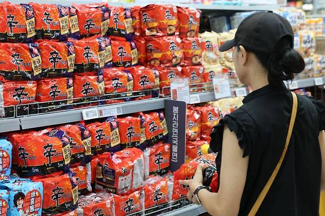 서울 시내 대형마트에서 고객들이 라면을 살펴보는 모습.ⓒ뉴시스