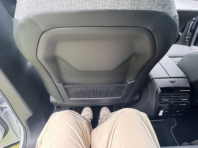 160cm 성인 여성 기준 2열 레그룸. 좁은 수준은 아니지만 동급 국산 준중형 SUV와 비교했을 때 다소 답답하다.ⓒ데일리안 편은지 기자