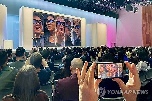 메타의 스마트 안경 ‘오라이언’. 연합뉴스 자료사진