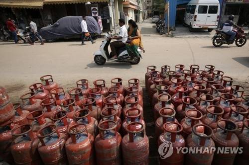 인도 거리에 놓여있는 LPG통. EPA 연합뉴스 자료사진